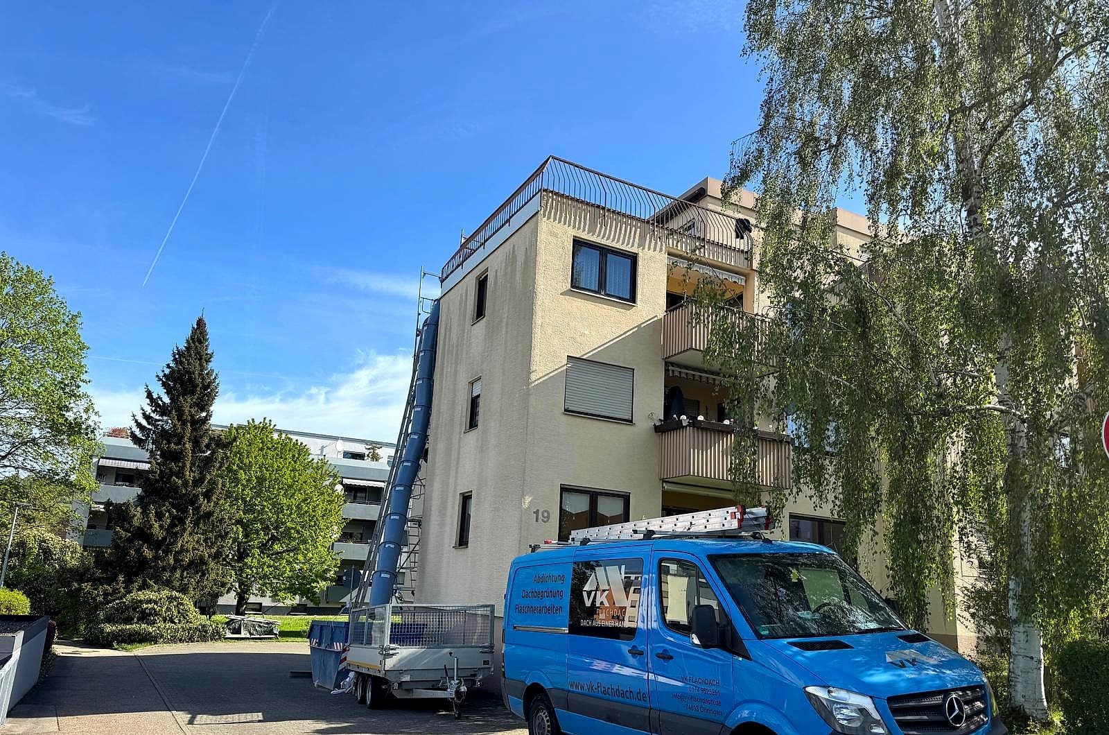 Eigenes Team von VK Flachdach mit Fuhrpark auf der Baustelle