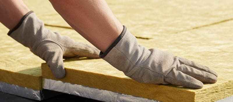 PIR-Dämmplatten werden auf einem Flachdach verlegt.